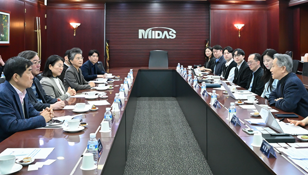 김성달 양극화해소 분과위원장과 이형우 마이다스그룹 회장이 청년 고용 확대 방안을 논의하고 있다.