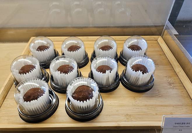 서울 용산구의 한 카페에 오후에도 ‘두쫀쿠’ 재고가 넉넉히 남아있는 모습.