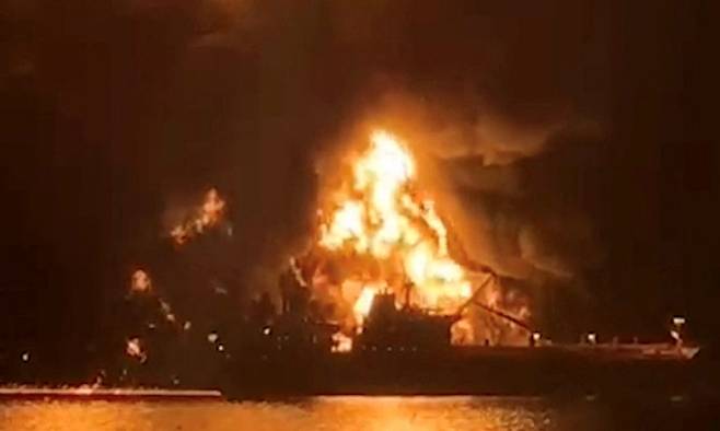 미국·이스라엘과 이란 간 전쟁이 지속되는 가운데, 11일(현지시간) 이라크 남부 바스라 항구에서 이란의 공격을 받은 유조선에서 화염이 솟구치고 있다.&nbsp;이라크 항만 당국은 이날 발생한 공격으로 세이프시 비슈누호를 포함한&nbsp;유조선 2척에서 화재가 발생해 선원 1명이 사망했다고 전했다. 바스라=로이터연합뉴스