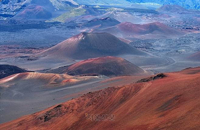 외계 행성을 보는 듯한 할레아칼라 분화구의 오름들.