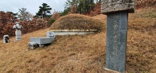 대구 군위군 의흥 조림산 신남촌에 있는 엄흥도의 묘. ﻿ 박용덕 군위군 향토사위원 제공