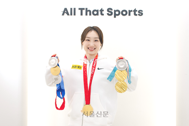 최민정이 지난 11일 서울 강남구 올댓스포츠에서 그간 올림픽에 출전해 따낸 메달 7개를 들고 활짝 웃고 있다. 2026.3.11 류재민 기자