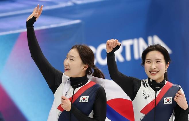 최민정(왼쪽)과 김길리가 19일(한국시간) 이탈리아 밀라노 아이스스케이팅 아레나에서 열린 2026 밀라노·코르티나담페초 동계올림픽 쇼트트랙 여자 3000m 계주에서 금메달을 따낸 뒤 태극기를 들고 관중석을 향해 인사하고 있다. 2026.2.19 밀라노 연합뉴스