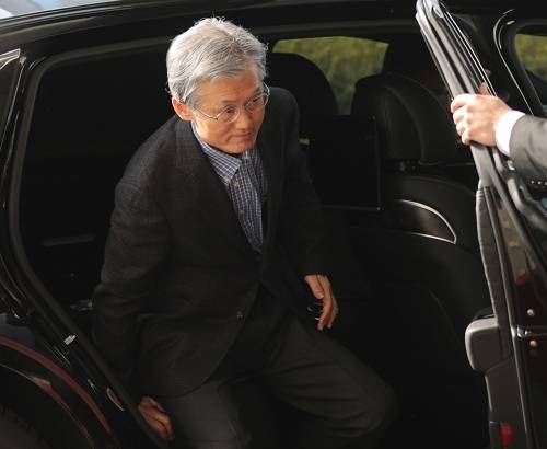 법왜곡죄와 재판소원제 도입, 대법관 증원을 뼈대로 하는 이른바 ‘사법개혁 3법’이 공포된 12일 조희대 대법원장이 서울 서초구 대법원으로 출근하고 있다. 연합뉴스