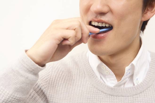 칫솔질로 구강 위생을 관리하는 모습. 123rf