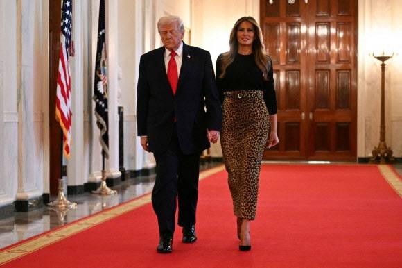 도널드 트럼프 미국 대통령(왼쪽)과 부인 멜라니아 트럼프가 12일(현지시간) 워싱턴DC 백악관 이스트룸에서 열린 여성의 달 역사 기념 행사에 참석하고 있다. AFP 워싱턴DC 연합뉴스