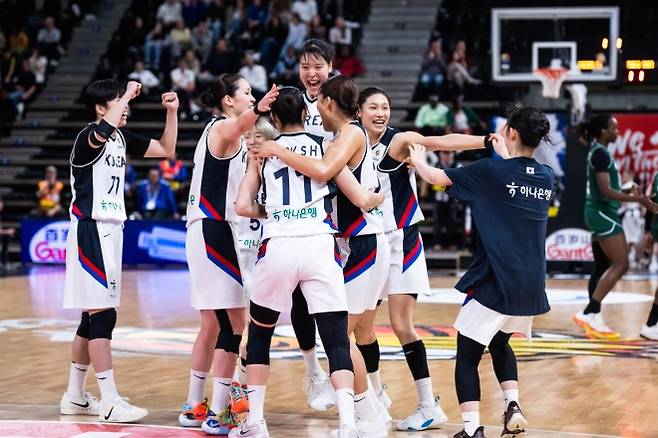 한국여자농구대표팀이 나이지리아 전에서 승리한 뒤 환호하고 있다. FIBA 제공