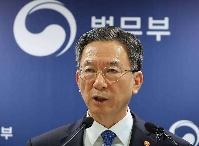 정성호 법무부 장관이 지난 3일 정부과천청사 법무부 브리핑실에서 2030 이민정책 미래 전략을 발표하고 있다. 연합뉴스