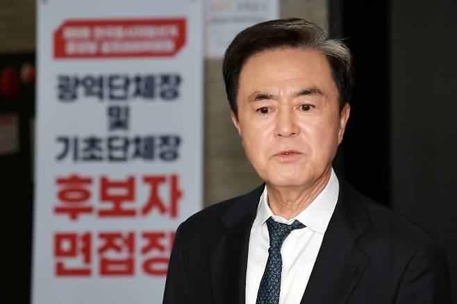 면접 마치고 질문에 답하는 김태흠 지사 - 6·3 지방선거 충남도지사에 도전하는 김태흠 충남도지사가 13일 서울 영등포구 여의도 국민의힘 중앙당사에서 열린 광역단체장 후보 면접에 참석한 뒤 기자 질문에 답하고 있다.  연합뉴스