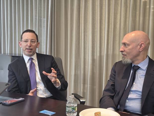 저명한 통상 전문가들인 미국 법무법인 윌머헤일의 로런 맨델(왼쪽) 국제무역 부문 파트너 변호사와 트로이 스탠거론 카네기 멜론 전략기술연구소 연구원이 11일(현지 시간) 뉴욕 맨해튼 코리아소사이어티 사무실에서 서울경제 특파원과 만나 최근 트럼프 행정부의 관세 동향에 대해 설명하고 있다. 뉴욕=윤경환 특파원