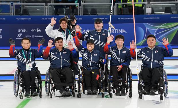 한국 휠체어컬링 4인조 혼성팀이 12일(현지 시간) 2026 밀라노·코르티나담페초 동계 패럴림픽 휠체어컬링 혼성팀 예선 최종 9차전에서 이탈리아를 6대5로 꺽은 뒤 기뻐하고 있다. 사진 제공=대한장애인체육회