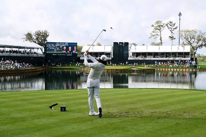1라운드 17번 홀에서 그린을 향해 티샷 하는 김성현. AP연합뉴스