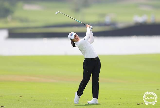 아이언 샷을 하고 있는 김가희2. 사진 제공=KLPGA