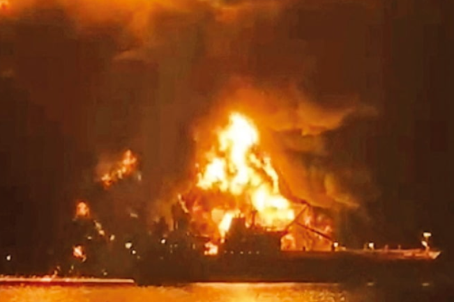 이란이 11일(현지시간) 이라크 바스라 항구의 유조선 두 척을 공격해 불길이 치솟고 있다. 연합뉴스