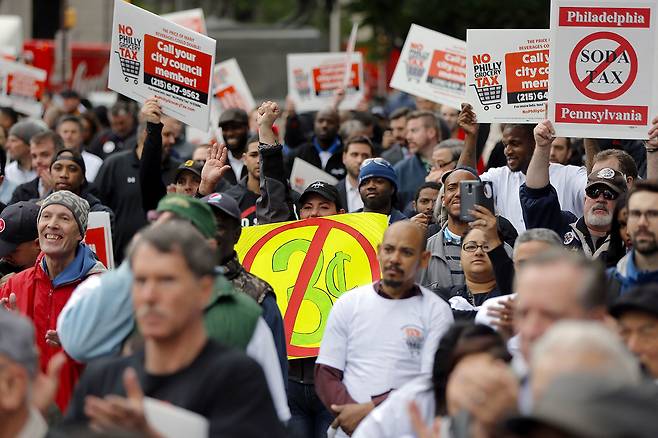 2016년 6월8일 미국 필라델피아 시청 앞에서 설탕세 반대 시위가 열렸다. ⓒAP Photo