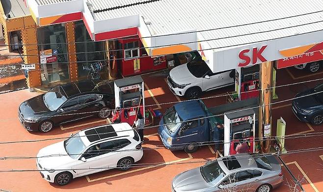 서울 내 최저가를 기록한 서울 노원구의 한 주유소에 몰린 차량 ⓒ연합뉴스
