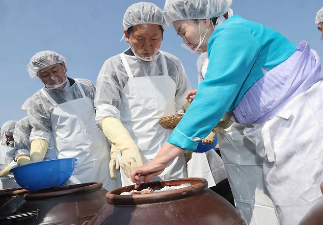 정청래 더불어민주당 대표가 13일 전북 순창군 발효미생물산업진흥원 장본가에서 장담그기 체험을 하고 있다.ⓒ연합뉴스