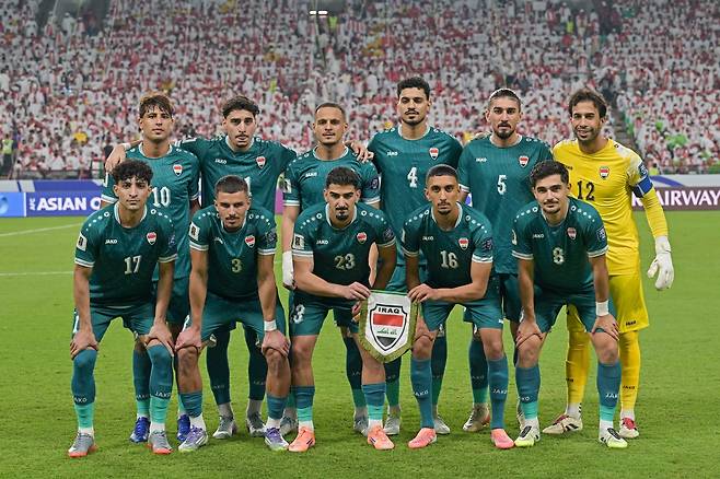 이라크 축구대표 선수들이 지난해 11월 UAE와 북중미월드컵 PO 1차전 직전 결의를 다지고 있다. 아부다비｜AP뉴시스