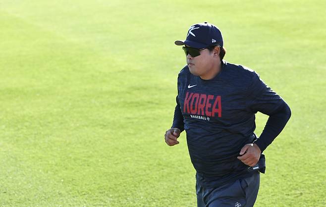 한국야구대표팀 류현진이 11일(현지시간) 미국 플로리다주 마이애미 FIU 베이스볼 스타디움에서 몸을 풀고 있다. 연합뉴스