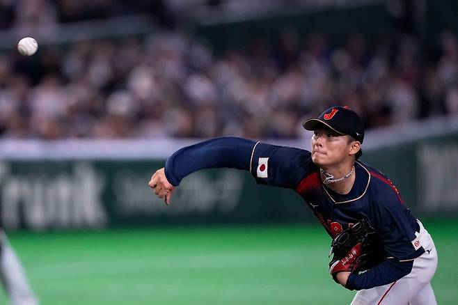 야마모토 요시노부가 지난 6일 일본 도쿄돔에서 열린 대만과 2026 월드베이스볼클래식 조별리그 경기에서 공을 던지고 있다.   도쿄 | AP연합뉴스