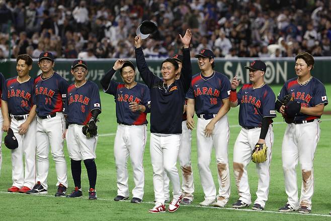 팬들에게 인사하는 야마모토 요시노부.    도쿄 | 로이터연합뉴스