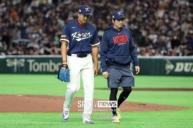 ▲ 한국 좌완투수 손주영이 마운드에서 내려오고 있다.