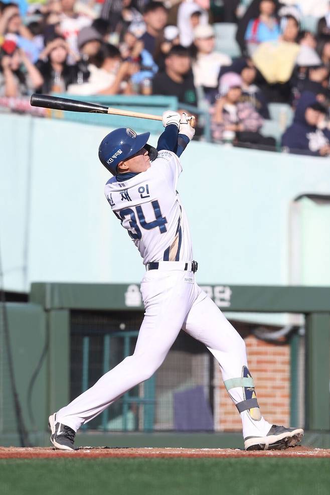 ▲ NC 다이노스 신인 내야수 신재인이 시범경기 데뷔전에서 2루타와 볼넷으로 두 차례 출루했다. 첫 출루 전에는 같은 공에 두 번 삼진을 당한 뒤 더그아웃에서 한참이나 아쉬워하는 모습을 보였다. 그리고 나머지 타석에서 모두 출루했다. ⓒ KBO