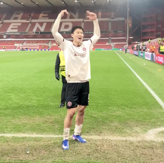 ▲ 조규성이 미트윌란 팬들 응원에 화답하며 기뻐하고 있다