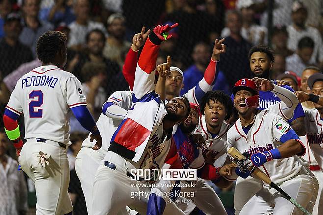 ▲ 주니오르 카미네로의 홈런이 터지자 환호하는 도미니카공화국 선수들.