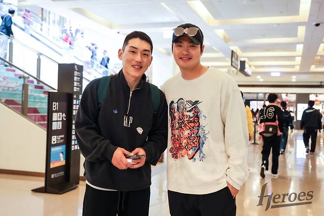 키움 히어로즈 서건창(왼쪽)과 박병호 코치. /사진=키움 히어로즈 제공