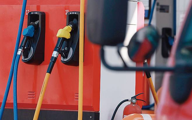 국내유가는 여전히 '오를 땐 빠르게, 내릴 땐 천천히'라는 공식을 버리지 못했다.[사진｜연합뉴스]