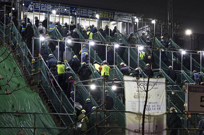 3월 6일 새벽 5시 노동자들이 8열 종대로 P4 건설 현장에 출근하고 있다. 박해윤 기자