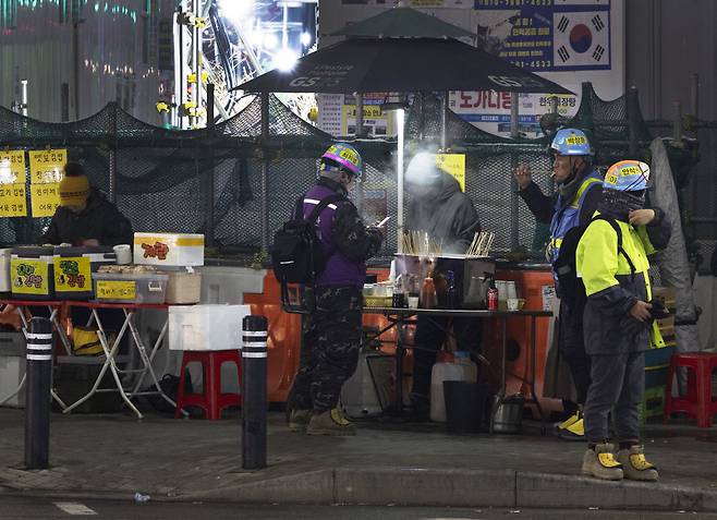 3월 6일 새벽 5시 삼성전자 평택캠퍼스 앞 인도에 노점상과 퇴근한 건설 노동자들이 서 있다. 박해윤 기자