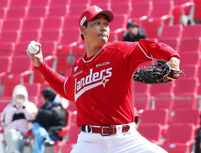 13일 오후 광주-KIA챔피언스필드에서 열린 2026 신한 SOL KBO리그 SSG 랜더스와 KIA 타이거즈의 시범경기, SSG 선발 타케다가 공을 힘차게 던지고 있다. SSG 랜더스