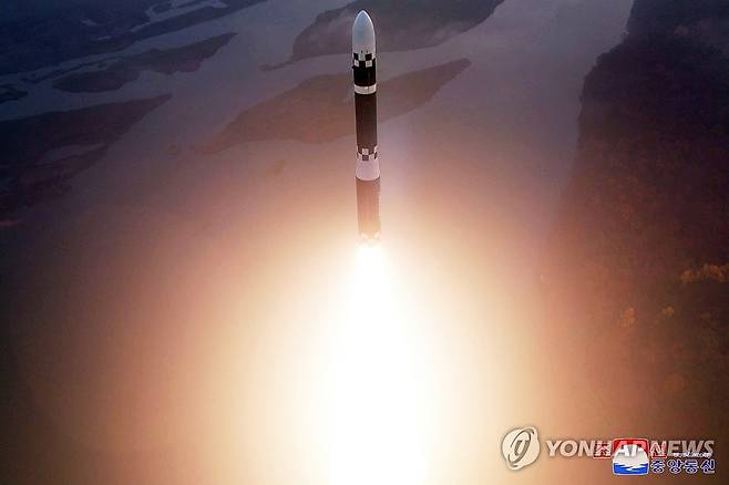 북한, 최신형 ICBM '화성포-19형' 시험발사  북한 조선중앙통신은 2024년 11월 1일 "김정은 국무위원장의 현지 지도 아래 지난달 31일 아침 신형 대륙간탄도미사일(ICBM) '화성포-19형' 시험발사를 성공적으로 단행했다"고 보도했다.
[조선중앙통신 사진]