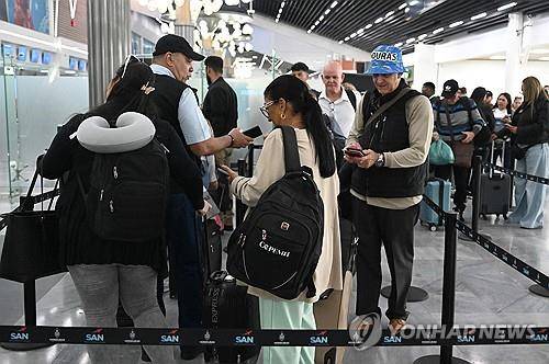 짐싸는 쿠바 의사들 [AFP=연합뉴스]