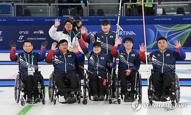 '이제는 준결승이다' (코르티나담페초=연합뉴스) 한종찬 기자 = 12일(현지시간) 이탈리아 코르티나 컬링 올림픽 스타디움에서 열린 2026 밀라노·코르티나담페초 동계 패럴림픽 휠체어컬링 혼성팀 예선 대한민국 대 이탈리아의 경기. 승리를 거둔 대한민국 대표팀의 남봉광, 방민자, 양희태, 이현출, 차진호가 팬들을 향해 인사하고 있다. 2026.3.13 saba@yna.co.kr