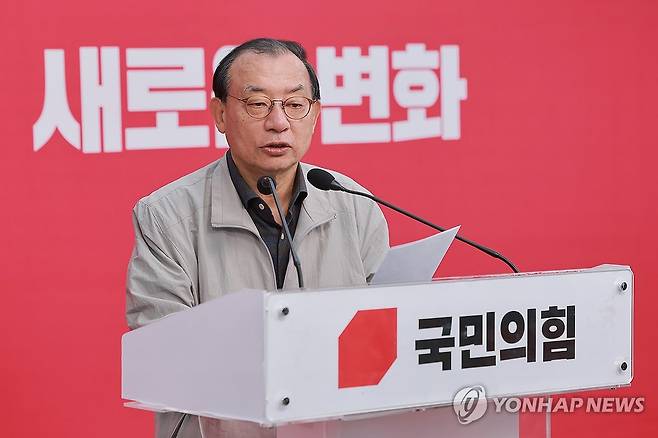 공천 관련 1차 발표하는 국민의힘 이정현 공관위원장 (서울=연합뉴스) 신현우 기자 = 국민의힘 이정현 공천관리위원장이 11일 서울 영등포구 여의도 중앙당사에서 공천 심사 결과와 일정 등을 발표하고 있다. 2026.3.11 nowwego@yna.co.kr