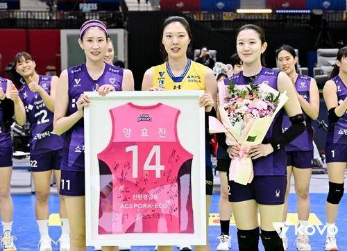 양효진(중앙)에게 액자를 선물한 흥국생명의 김수지(왼쪽)와 이다현(오른쪽) [한국배구연맹 제공. 재판매 및 DB 금지]