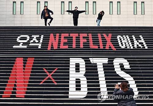 BTS 공연 홍보물 설치된 세종문화회관 계단 (서울=연합뉴스) 진연수 기자 = 11일 서울 종로구 세종문화회관 계단에서 외국인 관광객들이 '완전체'로 돌아오는 그룹 방탄소년단(BTS) 공연 홍보물 앞에서 기념촬영을 하고 있다. 2026.3.11 jin90@yna.co.kr (끝)