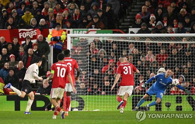 조규성(왼쪽)의 헤딩 결승 골 순간. [AFP=연합뉴스]