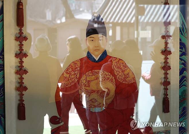 '왕사남' 1천200만 돌파…관광객 몰리는 영월 장릉의 단종 어진 [촬영 양지웅]