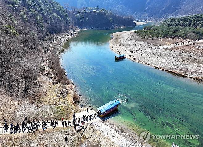 '왕사남' 인기 뜨겁네…관광객 몰린 영월 청령포 [촬영 양지웅]