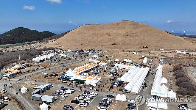 2026제주들불축제 본행사 시작 (제주=연합뉴스) 박지호 기자 = 13일 오전 제주시 애월읍 봉성리 새별오름에서 2026 제주들불축제 본행사가 열리고 있다. 2026.3.13 jihopark@yna.co.kr