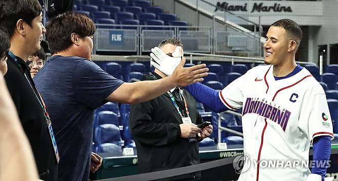 반갑게 인사하는 류현진과 마차도 (마이애미=연합뉴스) 김인철 기자 = 한국 야구대표팀의 류현진과 도미니카공화국의 마차도가 12일(현지시간) 미국 플로리다주 마이애미 론디포파크에서 월드베이스볼클래식(WBC) 준준결승 경기를 하루 앞두고 열린 공식 훈련에서 만나 반갑게 인사하고 있다. 2026.3.13 yatoya@yna.co.kr