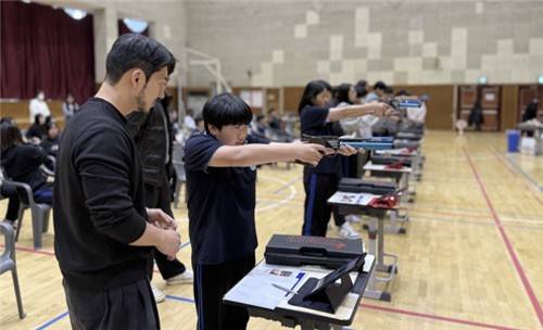 대한사격연맹 주관 학교 엘리트 방문 사업에서 레이저 권총 사격을 체험하는 유소년 [대한사격연맹 제공. 재판매 및 DB 금지]