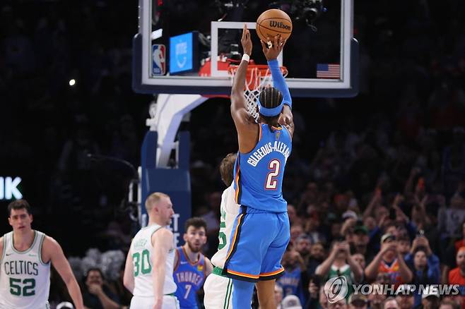 127경기 연속 20득점 기록을 완성하는 길저스알렉산더의 슛 모습 [AP=연합뉴스]