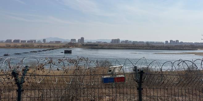 중국 단둥에서 바라본 북한 신의주     (단둥=연합뉴스) 정성조 특파원 = 13일 오전 중국 랴오닝성 단둥시에서 압록강 너머로 보이는 북한 신의주의 모습. 2026.3.13 xing@yna.co.kr