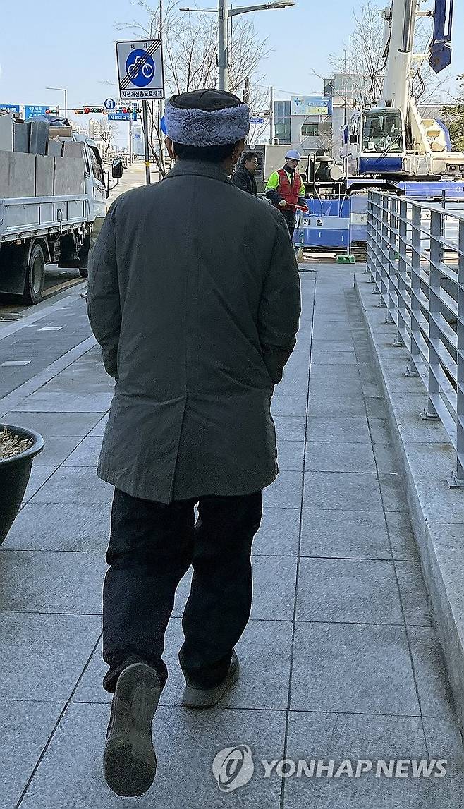 사퇴 이유 함구한 국민의힘 이정현 공관위원장 (서울=연합뉴스) 노선웅 기자 = 돌연 사퇴 방침을 밝힌 뒤 잠행에 들어간 국민의힘 이정현 공천관리위원장이 13일 서울 영등포구 여의도에서 사퇴 이유를 묻는 연합뉴스 기자 질문에 답하지 않고 이동하고 있다. 2026.3.13 bueno@yna.co.kr