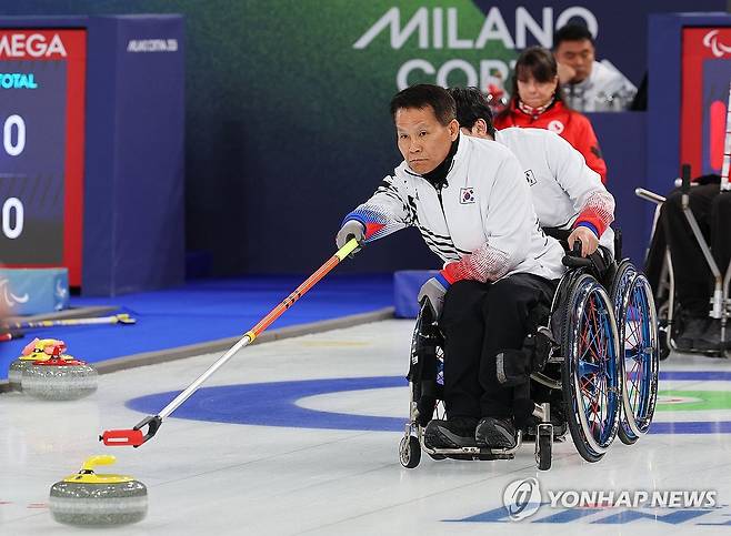 '준결승 가자' (코르티나담페초=연합뉴스) 한종찬 기자 = 12일(현지시간) 이탈리아 코르티나 컬링 올림픽 스타디움에서 열린 2026 밀라노·코르티나담페초 동계 패럴림픽 휠체어컬링 혼성팀 예선 대한민국 대 캐나다의 경기. 양희태가 스톤을 밀고 있다. 2026.3.12 saba@yna.co.kr